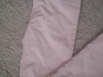 Parduoda: Švelniai rožiniai džinsai – minimalistiniai ir stilingi  