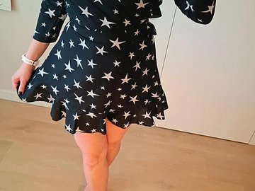 Parduoda: Šifoninė suknelė su žvaigždutėmis, atvira nugara