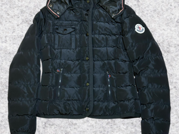 For sale: Juoda L dydžio Moncler striukė būklė labai gera