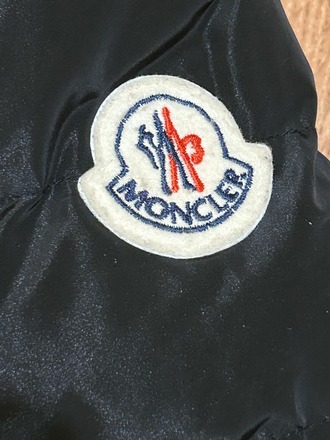 Juoda L dydžio Moncler striukė būklė labai gera